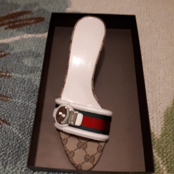 Beige Gucci sandal